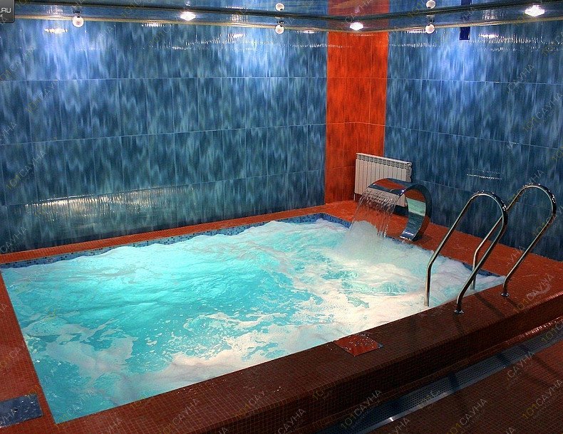 Сауна Luxury Village 32, в Брянске, Крапивницкого, 29 | Теплый бассейн (площадь 12 кв. м., глубина 2, 20 м) с гейзером, водопадом, противотоком и подсветкой | 1001sauna.com
