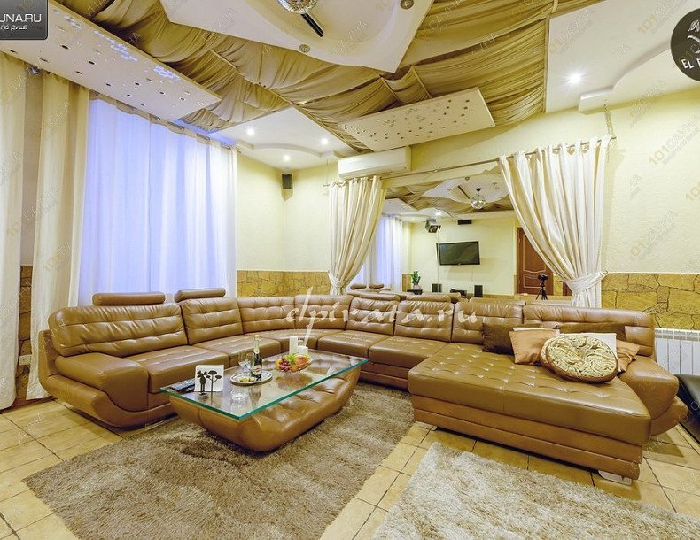 VIP Sauna-Club Эль Пирата, в Санкт-Петербурге, ул. Бассейная, 38 лит В | Люкс 2 — гостиная с роскошным диваном | 1001sauna.com