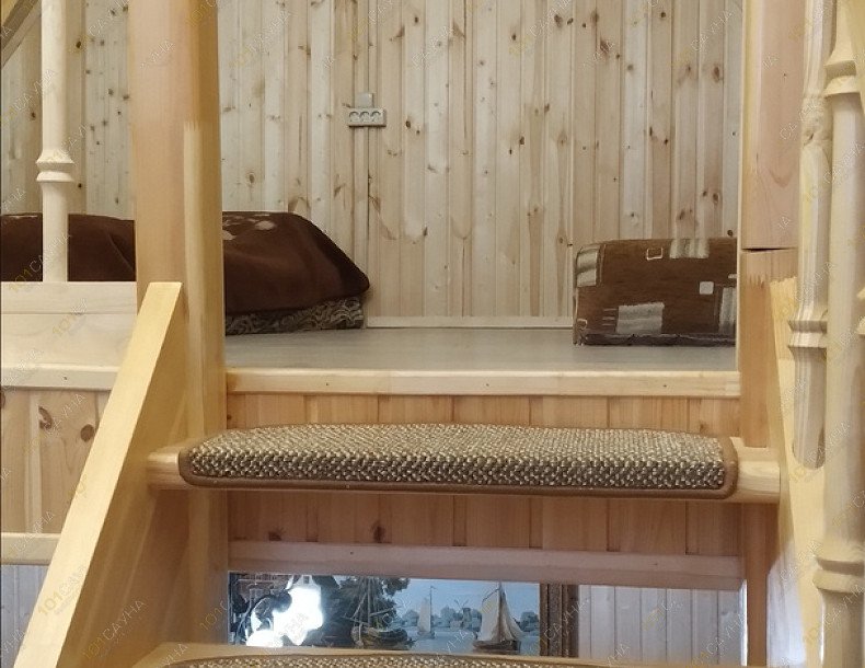 Гостевой дом Банька в Гоголях, в Пскове, Большая Гоголевка | Лестница в комнату отдыха | 1001sauna.com