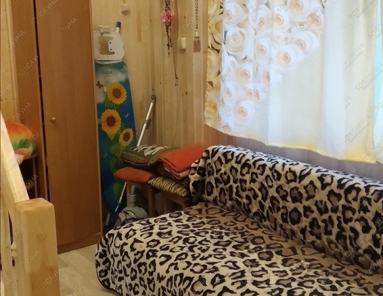 Гостевой дом Банька в Гоголях, в Пскове, Большая Гоголевка | Диван-книжка (евро) в гостиной | 1001sauna.com