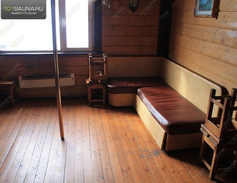 Коттедж с баней Бухта, в Уфе, Базисный проезд 4а | Большой номер. 1-й этаж. Фото: шест/пилон | 1001sauna.com