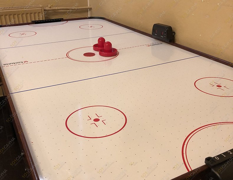 Банный комплекс Петровские бани, в Санкт-Петербурге, наб. Обводного канала 219-221 | Аэрохоккей в развлекательной зоне Петровских бань | 1001sauna.com