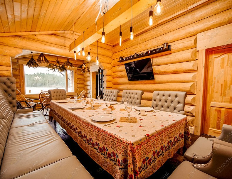 Баня Баня на Лампушке, в Санкт-Петербурге, Ленинградская обл., Приозерский р-н, 3 км от дер. Раздолье, база отдыха «Шишки на Лампушке» | Комната отдыха с большим столом и креслами | 1001sauna.com