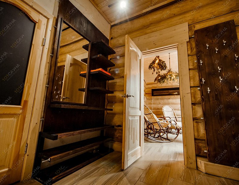 Баня Баня на Лампушке, в Санкт-Петербурге, Ленинградская обл., Приозерский р-н, 3 км от дер. Раздолье, база отдыха «Шишки на Лампушке» | Предбанник с деревянной отделкой | 1001sauna.com