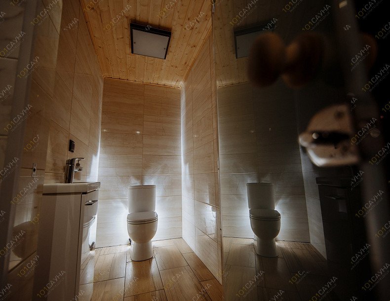 Баня Баня на Лампушке, в Санкт-Петербурге, Ленинградская обл., Приозерский р-н, 3 км от дер. Раздолье, база отдыха «Шишки на Лампушке» | Санузел в бане на Лампушке | 1001sauna.com