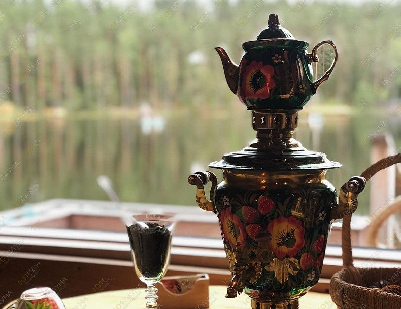 Баня Баня на Лампушке, в Санкт-Петербурге, Ленинградская обл., Приозерский р-н, 3 км от дер. Раздолье, база отдыха «Шишки на Лампушке» | Самовар с травяным чаем для гостей бани | 1001sauna.com