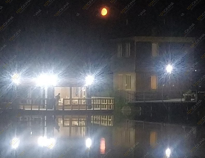 Комплекс Баня на пруду, в Златоусте, Квартал Орловский, 74 А | Вид на баню, дом и пруд ночью | 1001sauna.com