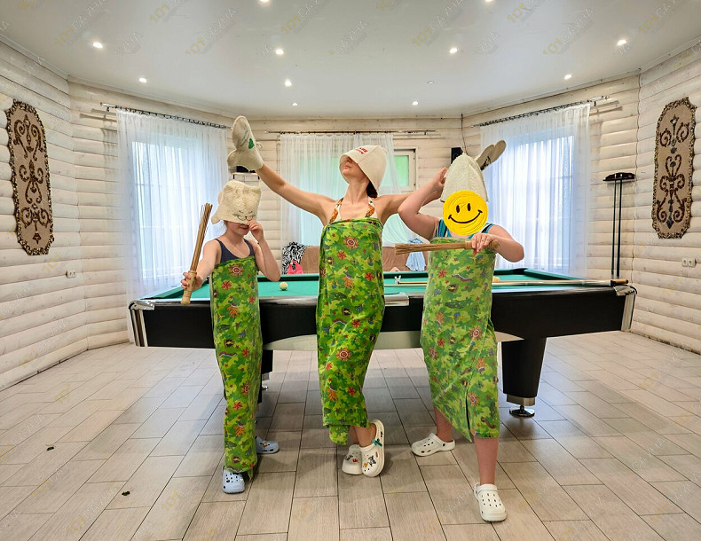 Баня Баня Конкордия, в Санкт-Петербурге, д. Озерки, 58/1 | Отдых гостей бани Конкордия с вениками в бильярдном зале | 1001sauna.com