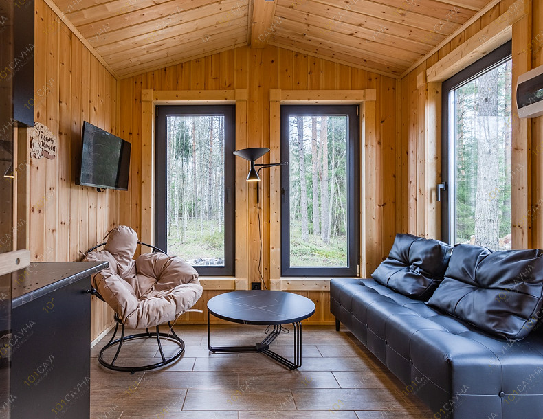 Баня в коттедже Элиза Хоум, в Санкт-Петербурге, 1-й Клеверный переулок, 10 | Зона отдыха с диваном и видом на лес | 1001sauna.com