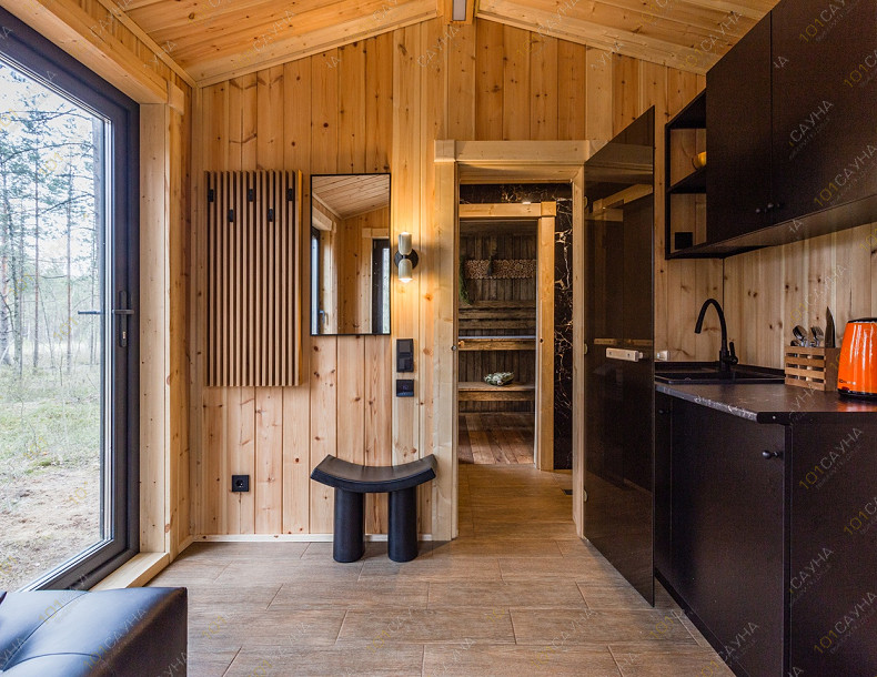 Баня в коттедже Элиза Хоум, в Санкт-Петербурге, 1-й Клеверный переулок, 10 | Интерьер банного домика: кухня, зона отдыха и вход в парную | 1001sauna.com