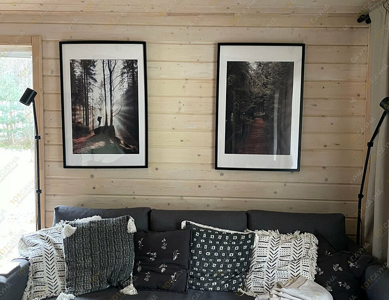 Баня Баня Форест, в Санкт-Петербурге, Приозерский р-н, дер. Борисово, ул. Дачная, 88 | Уютная зона отдыха — диван, тёплая атмосфера деревянного интерьера | 1001sauna.com