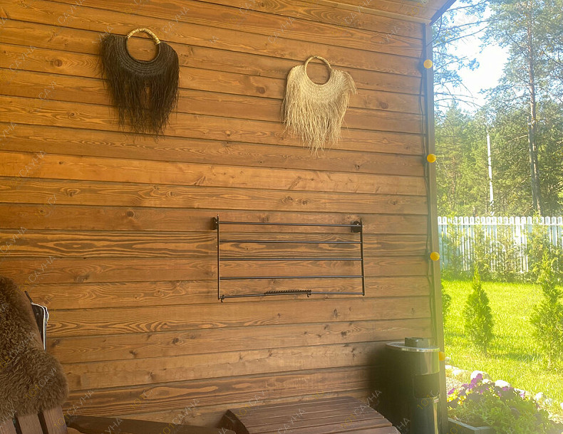 Баня Баня Форест, в Санкт-Петербурге, Приозерский р-н, дер. Борисово, ул. Дачная, 88 | Входная зона с банными вениками | 1001sauna.com
