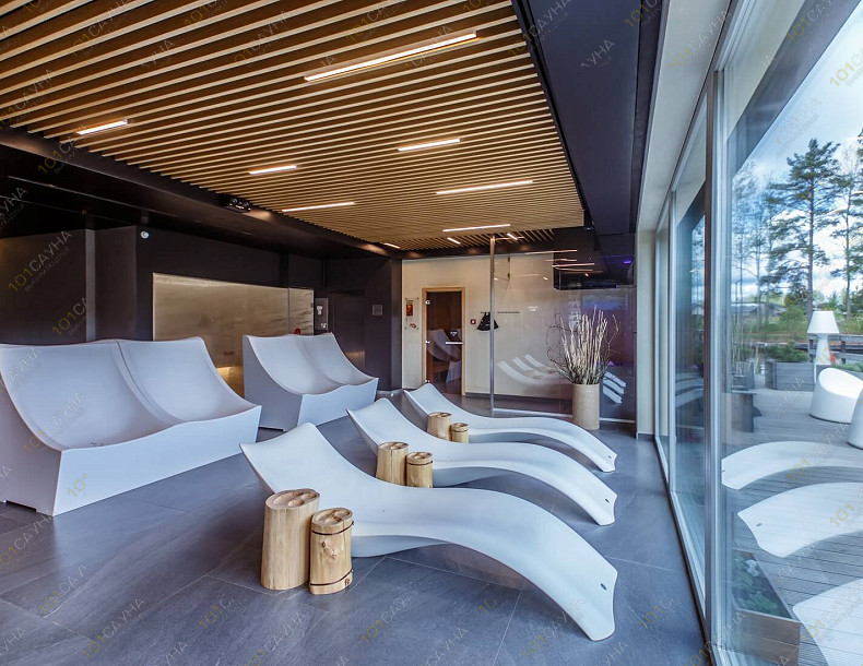 Банный SPA комплекс Хюгге Байня, в Санкт-Петербурге, Выборгское ш., 41-й км | Хюгге Байня — комната отдыха с камином и мягкими диванами | 1001sauna.com