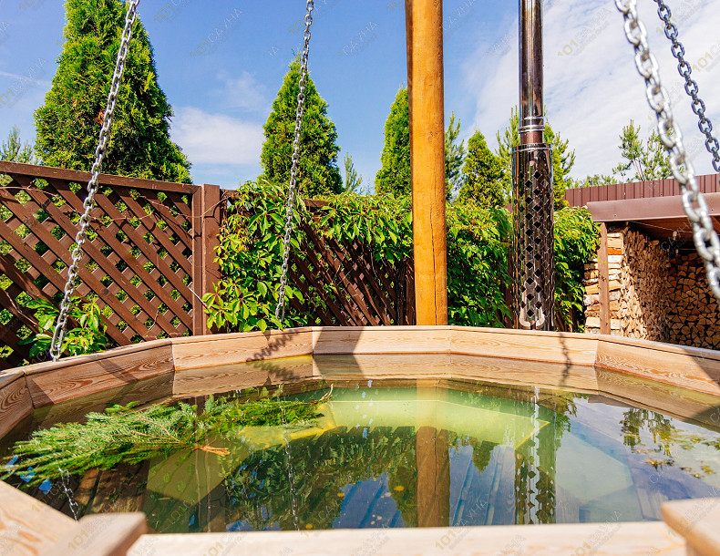 Банный комплекс Парк-отель Левада, в Санкт-Петербурге, Деревня Дранишники, участок 2 | Парк-отель Левада — Сибирский банный чан с травами под открытым небом | 1001sauna.com