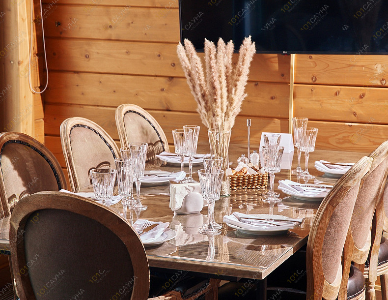 Банный комплекс Парк-отель Левада, в Санкт-Петербурге, Деревня Дранишники, участок 2 | Парк-отель Левада — зона отдыха с накрытым обеденным столом | 1001sauna.com