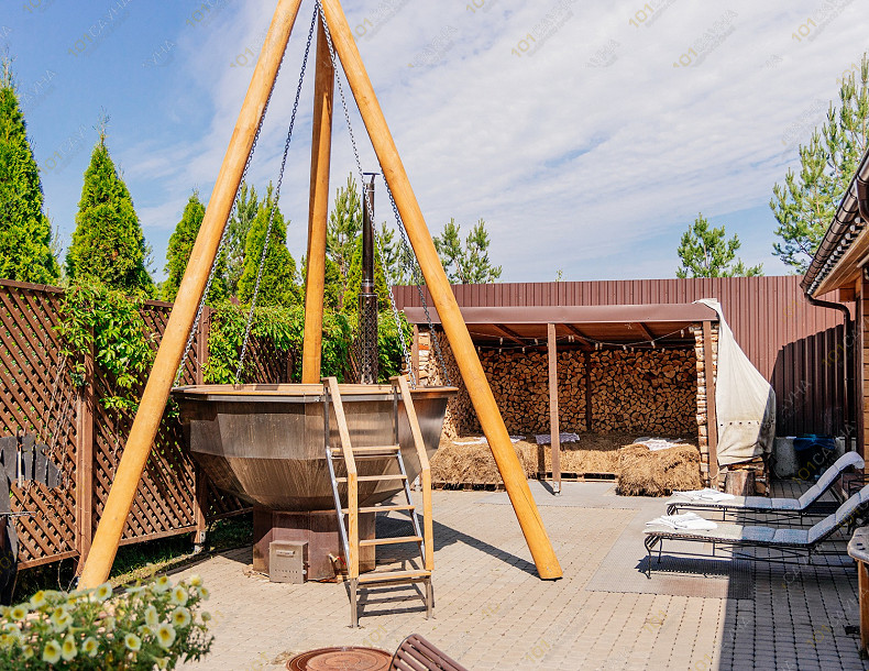 Банный комплекс Парк-отель Левада, в Санкт-Петербурге, Деревня Дранишники, участок 2 | Парк-отель Левада — уличная зона отдыха с банным чаном и шезлонгами | 1001sauna.com
